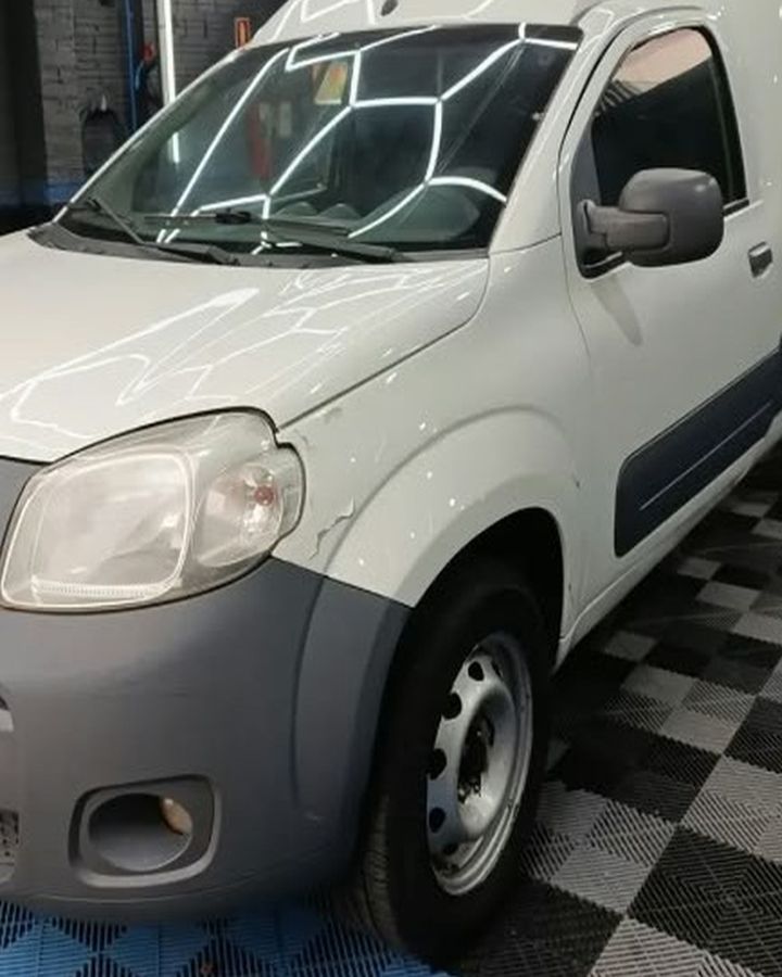 Antes: Fiat Fiorino com para-choque cinza desbotado e farol amarelado