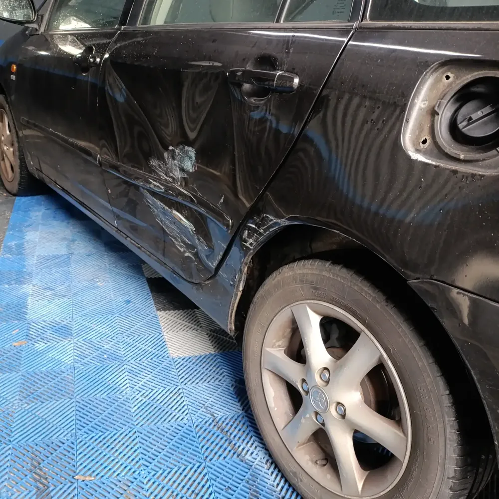 Antes: Toyota Fielder preta com amassado e riscos na lateral