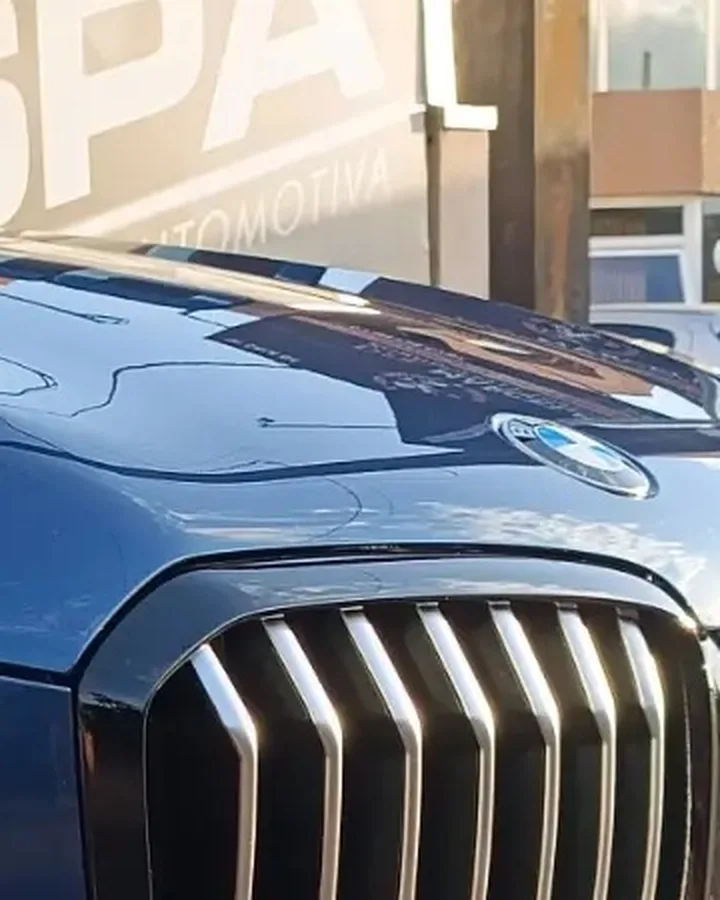 Grade e capô do BMW azul