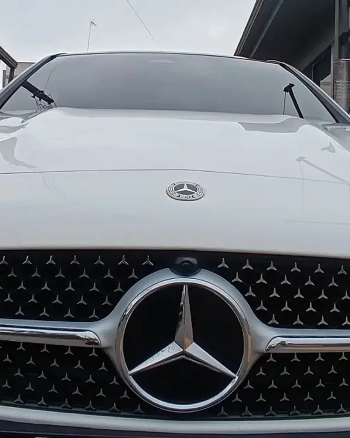 Emblema e grade da Mercedes-Benz branca