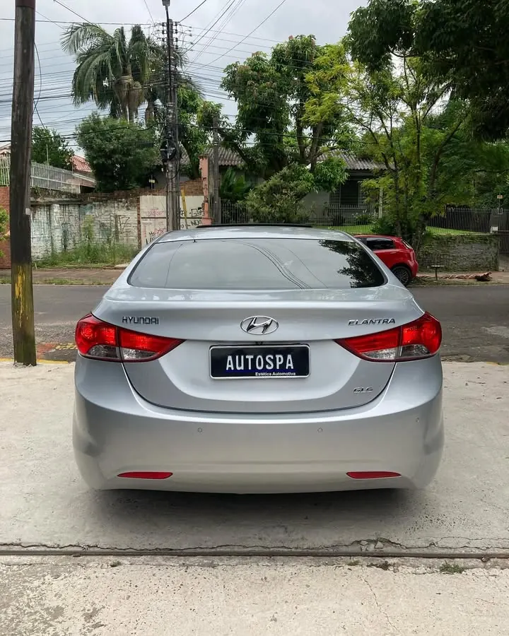 Traseira de Hyundai Elantra prata
