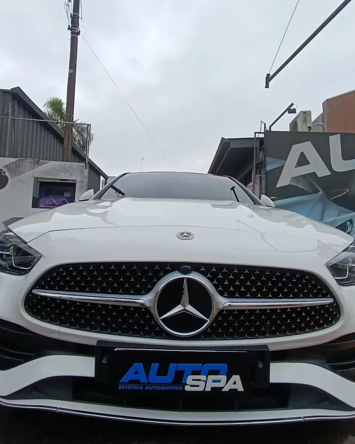 Mercedes-Benz branca, carro finalizado