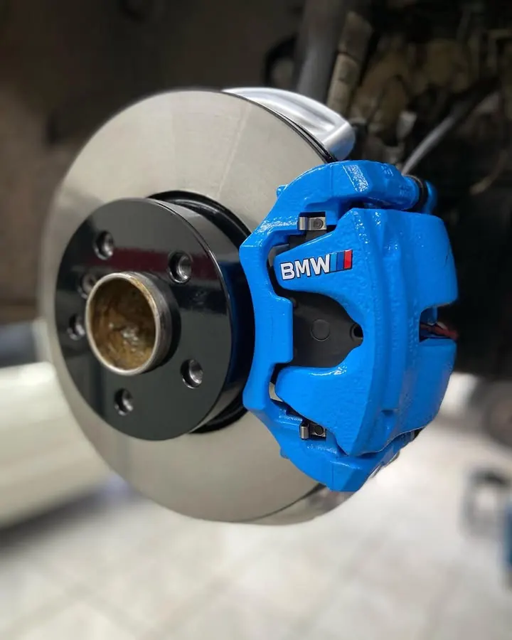 Pinça de freio BMW pintada de azul